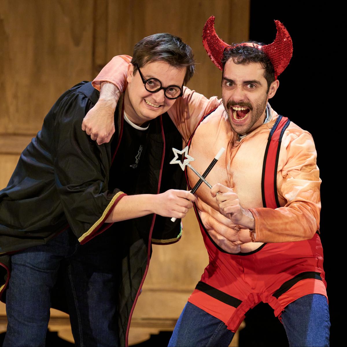 Potted Potter Paris — deux comédiens sur scène au Théâtre du Gymnase